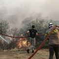 Stravičan požar kod Glifade, vatra počela da guta i kuće: Vetar pravi haos, vatrogasci se bore bez prestanka
