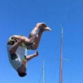 Kristijan leti u nebo: Golubović napravio salto pa pao u vodu kao klada: Svi mu se smeju (video)