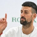 Novak napravio šou na konferenciji: Đoković progovorio i na kineskom, pa prišao jednom novinaru i zamolio ga jednu stvar…