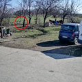 Pogledajte kako se kretala malena Dunja (2) pre nestanka! Obučena u sivo polako odmiče od kuće, ali joj onda nešto odvlači…