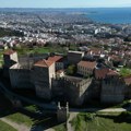 Roditelji uhapšeni u Solunu jer su ostavili bebu na balkonu tokom noći, a oni i troje dece spavali unutra: Ovo je njihovo…