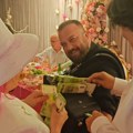 Za 40 sekundi dali 3.000 evra, a u ruci…: Zorica i Kemiš bogato okitili harmonikaša na svadbi VIDEO