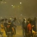 Topovskim udarima i bakljama na policiju i građane (video)