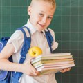 Svi prvaci dobijaju besplatne UDžBENIKE, torbe i školski pribor! Više od hiljadu dece spremno za novi početak