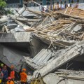 Horor u Indoneziji: Urušila se škola, deca zatrpana pod ruševinama, ima stradalih
