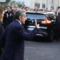 Sarkozi od jutros na izdržavanju petogodišnje zatvorske kazne: Više od 100 ljudi mu dalo podršku ispred(FOTO)
