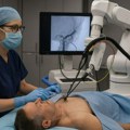 Lekari iz Škotske i SAD izveli prvu robotsku operaciju moždanog udara na svetu