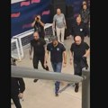 VIDEO Grmelo "pumpaj" dok je Šapića izvodilo obezbeđenje: Spustio glavu dok su mu brutalno zviždali