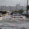 Istanbul pod vodom: Dve osobe stradale u snažnim poplavama, među njima i dečak (14)