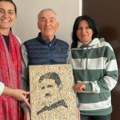 Slaže mozaike od oblutaka i daruje: Umetnik Milan Maksić, vođen porukom Svetog Save o stvaranju s ljubavlju radi portrete…