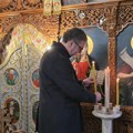 Vučić u poseti manastiru Zaova: Upalio sveću i pomolio se Bogu FOTO