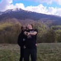 (Video): Milan Vasić sa trudnom suprugom razmenjuje nežnosti, ljubi je jako nasred livade: Objavio snimak, oko njih pravi raj