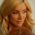 Grudnjak joj je bio izvrnut, usne modre, a na sebi nije imala donji veš: Misteriozna smrt asistentkinje Hju Hefnera izaziva…