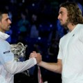 Novak i Cicipas se sreli na Vimbldonu, Đoković postavio urnebesno pitanje, Grk mu odbrusio i "potkačio ga"