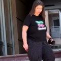 Centrom grada šeta u pidžami i štiklama: Mrežama kruži šok snimak Miljane Kulić, jedva hoda u visokim potpeticama (video)…