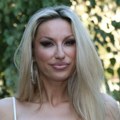 Rada Manojlović u avgustu puni 40, uslikana u centru grada bez šminke, ni puder nema na licu (foto)