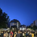 Грађански протесту Крагујевцу: Говорио студент Економског факултета, колона ишла до улице у којој живи директор ТУШ-а (ВИДЕО)…