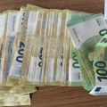 Sprečen pokušaj krijumčarenja novca na prelazu Gradina: Sakrili evre ispod patosnica automobila