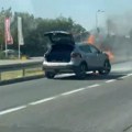 (Video) Vatra guta auto kod altine: Buktinja nasred puta, vozači istrčali da pomognu, saobraćaj usporen
