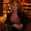 (Foto) Lena marinković grmi u izlasku: Dekolte puca u uskoj bluzi, a ona ispija koktel - Sve joj potaman