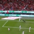 Kako je golman na bizaran način postao heroj! Spasio gol u 101. minutu, a kada vidite od koga ga je spašavao...