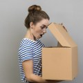 Žena poručila "Ajfon" za 1.400 evra, kada je otvorila paket umalo nije pala u nesvest: "Tužiću ih!"