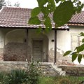 Ovo je oronula i napuštena kuća naše legendarne pevačice Odrasla u selu duhova, tu sad živi samo jedan čovek, evo šta je imao…