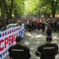(VIDEO) Tenzije u Kuli pred konstitutivnu sednicu: Policija u punoj opremi napravila obruč oko SNS pristalica