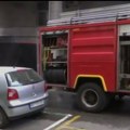 Požar u podzemnoj garaži na Zvezdari. Vatra zahvatila nekoliko automobila, na teren izašla 22 vatrogasca, tu je i Hitna pomoć.…