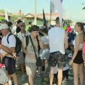 Kragujevački studenti u blokadi pešače do Kraljeva: "Da pokažemo energiju, za razliku od tužnog skupa u Beogradu"