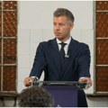 Muškarac se brecnuo na Petera Mađara, pa ga pljunuo: Skandal na železničkoj stanici, kamere sve snimile