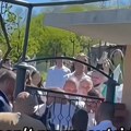 Svatovi došli po mladu pa krenuli sve da razvaljuju: Mladoženja sa kumom izvalio kapiju, svi šokirano gledaju u ovaj snimak!