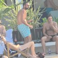 (Paparaco) Miodrag Radonjić se skroz opustio na bazenu, pijucka alkohol, telefonira iz vode, a društvo mu pravi kolega (video)…