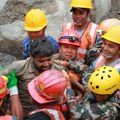 Neviđeno čudo u Nepalu! Radnici bili devet dana zatrpani blatom u tunelu, a onda je stigao spas! Pogledajte kako ih izvlače…