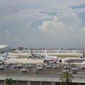 Drama na aerodromu u Majamiju: Teretni avion izleteo sa piste, udario u više vozila i zapalio se, ima povređenih (video)
