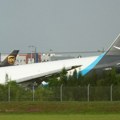 Drama na aerodromu u Majamiju: Teretni avion izleteo sa piste, udario u više vozila i zapalio se, ima povređenih (video)