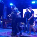 Poznati pevač odnesen sa bine: Nije izdržao ni kraj prve pesme, pojavio se uznemirujući snimak (video)