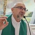 Ogroman krst pao tokom mise i ubio sveštenika pred vernicima: Uznemirujući trenutak zabeležen kamerom (VIDEO)