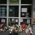 Građani ostavljaju cveće i igračke: Obeležava se četrdeset dana od tragedije u OŠ "Vladislav Ribnikar"