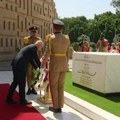 Ministar Vučević u Kairu položio vence na Spomenik neznanom vojniku i kraj grobnice nekadašnjeg predsednika el Sadata