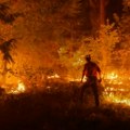 Krvavo nebo nad gradom: Zastrašujući prizori požara u Kanadi (video, foto)