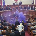 Opet haos u skupštini Albanije: Opozicija se sukobila sa obezbeđenjem, poslanici palili baklje