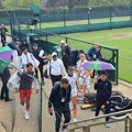 Novak pobegao sa treninga zbog jake kiše: Šetao i smejao se u društvu britanske teniserke