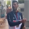 Je*ote! Daj čaše! Nole otvara šampanjac, procurio video sa slavlja (video)