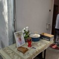 Ovo su jezive fotografije iz telefona dečaka ubice: Stoji iznad statue s nožem, a majka s pištoljem u ruci