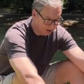 Vučić se snimio kako „vežba da bi bio manje debeo“ i imamo transfer blama