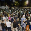 Ministri u Vladi i predstavnici SNS ispred Skupštine sa pristalicama i građanima