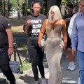 Dara sa obezbeđenjem stigla na snimanje zg: Ovoliki dekolte još niste videli, haljina je utegla jedva hoda