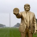 ФОТО: Златна статуа Трампа који држи биткоин постављена испред Конгреса у Вашингтону