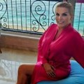 Bogata pevačica ima 53 godine, a sada je "srušila internet" slikom u bademantilu u luksuznom apartmanu